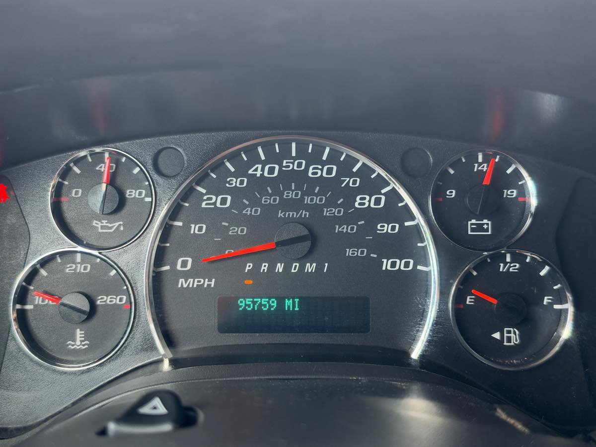 Used 2017 Chevrolet Express 2500 RWD image 23