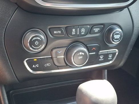 Certified 2019 Jeep Cherokee Latitude Plus w/ Cold Weather Group AWD/4WD image 19