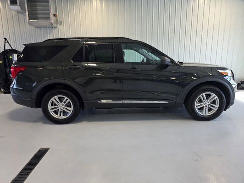 Used 2023 Ford Explorer XLT AWD/4WD image 2