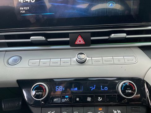 Used 2025 Hyundai Elantra Limited image 27