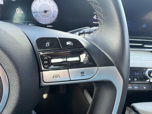 Used 2025 Hyundai Elantra Limited FWD image 16