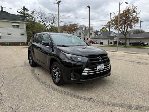 Used 2017 Toyota Highlander Plus AWD/4WD image 1