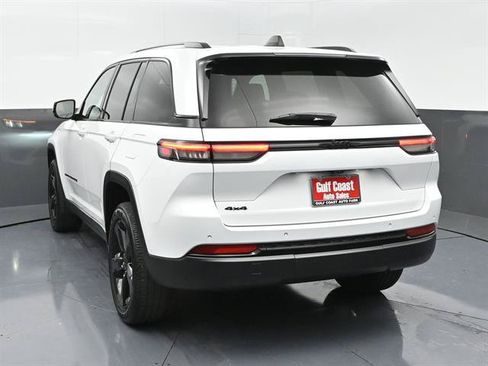 Used 2024 Jeep Grand Cherokee Altitude AWD/4WD image 4