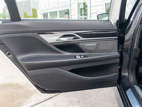 Used 2018 BMW 750i image 30