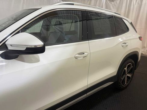 Certified 2025 Volkswagen Tiguan SE image 7