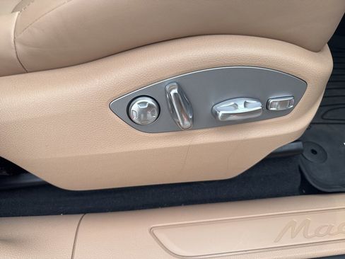 Used 2025 Porsche Macan image 38