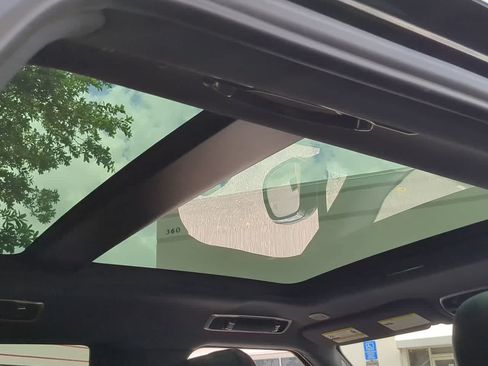Certified 2025 Land Rover Range Rover SE AWD/4WD image 22