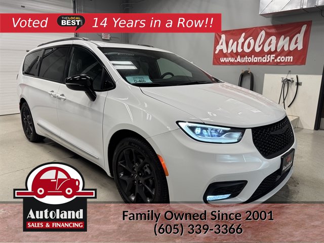Used 2025 Chrysler Pacifica Limited FWD image 1