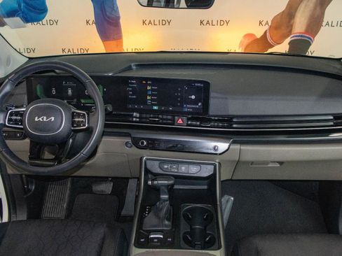 Used 2025 Kia Carnival image 3