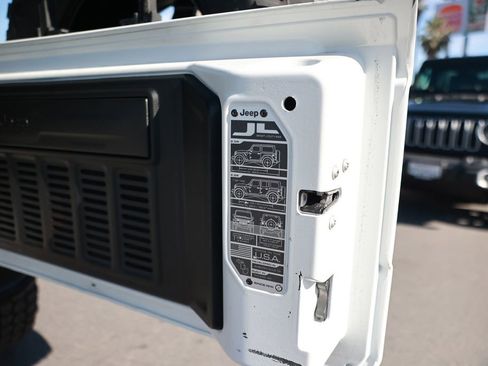 Used 2023 Jeep Wrangler Unlimited Sahara AWD/4WD image 44