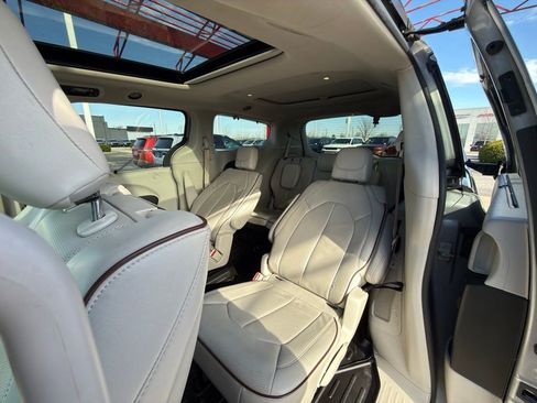 Used 2017 Chrysler Pacifica Limited image 33
