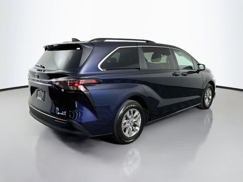 Used 2024 Toyota Sienna LE AWD/4WD image 7