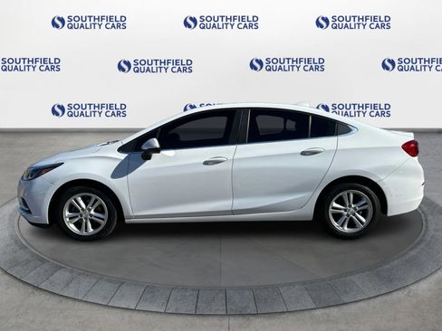Used 2017 Chevrolet Cruze LT image 3