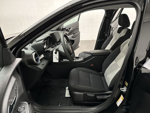 New 2026 Chevrolet Trax LS w/ LS Convenience Package FWD image 17