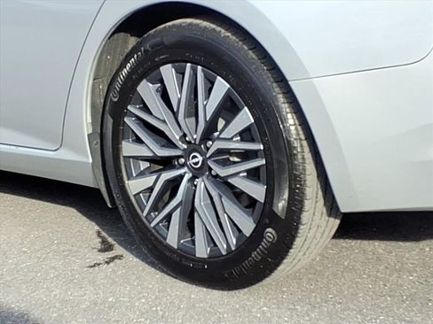 Used 2024 Nissan Altima 2.5 SV image 11