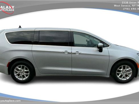 Used 2023 Chrysler Pacifica Touring-L FWD image 4