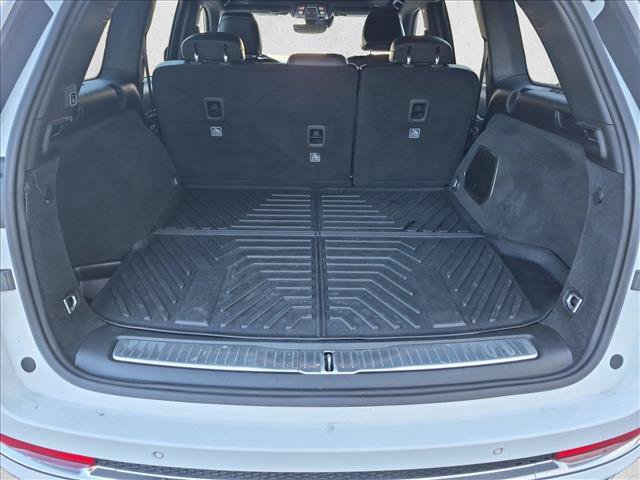 Used 2023 Jeep Grand Cherokee Overland AWD/4WD image 6