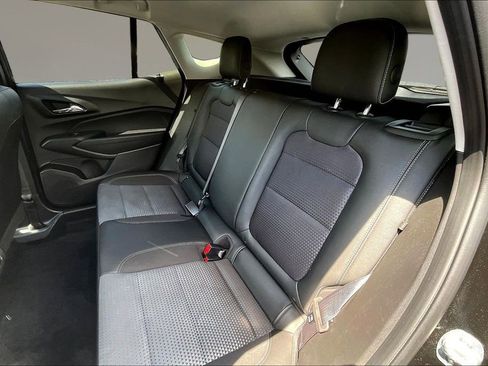 Used 2025 Chevrolet Trax LT FWD image 18
