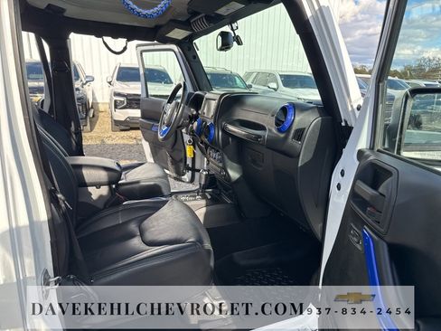 Used 2015 Jeep Wrangler Unlimited Sahara w/ Connectivity Group image 26