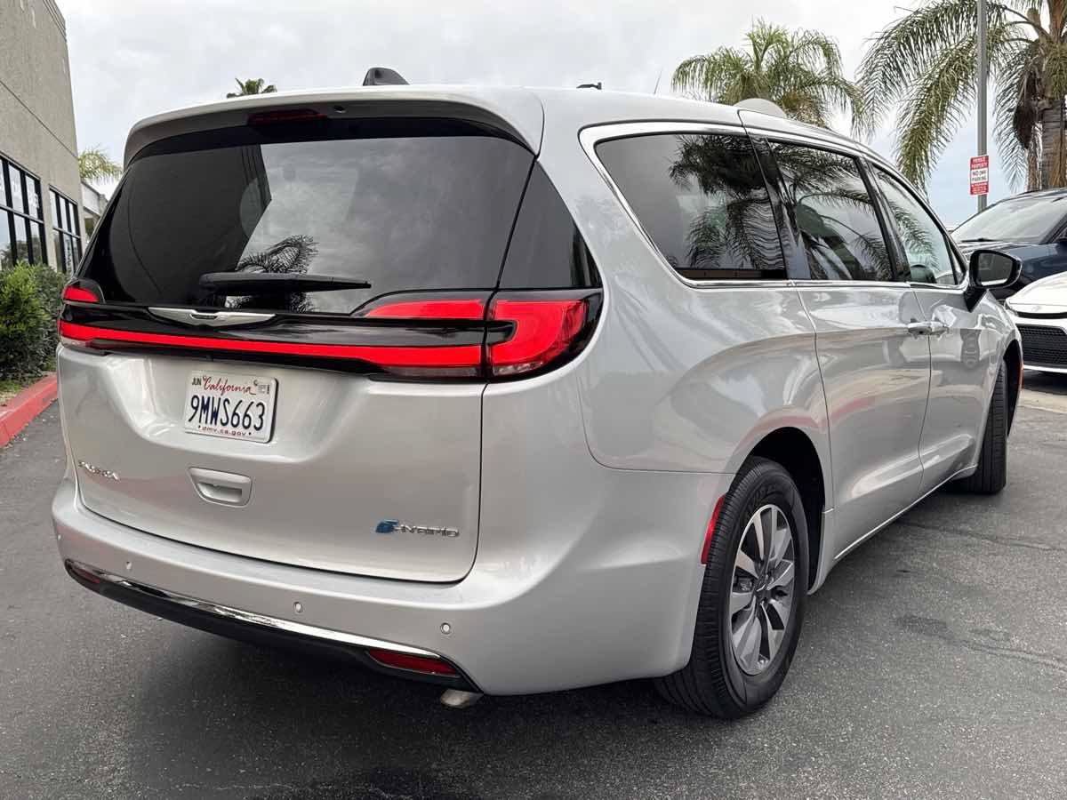 Used 2024 Chrysler Pacifica Limited FWD image 4