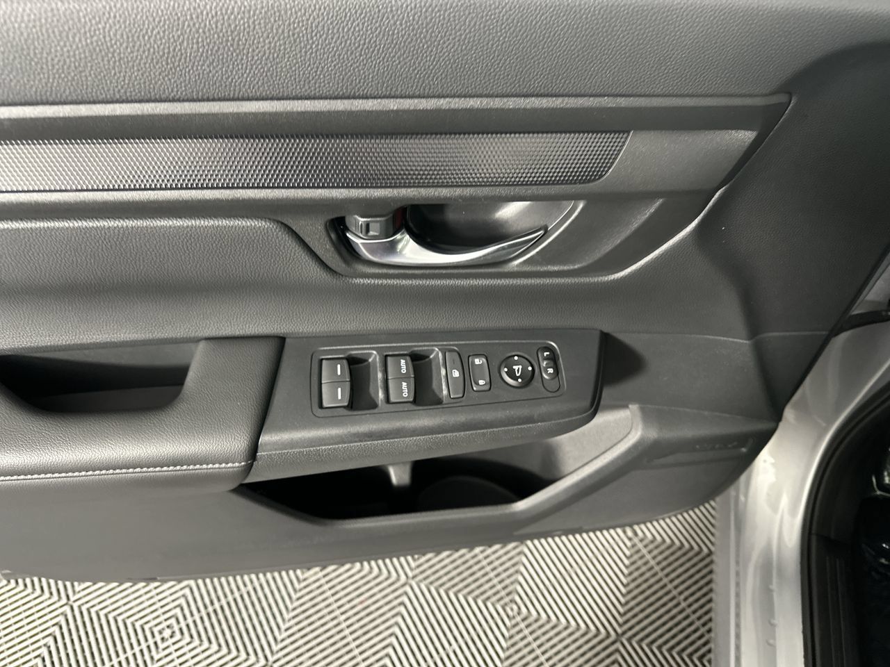 Used 2025 Honda CR-V EX image 10