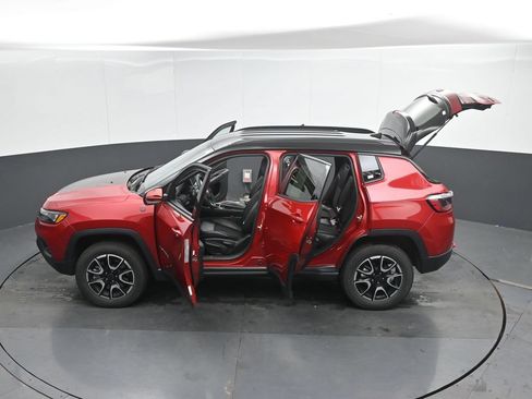 Used 2025 Jeep Compass Trailhawk AWD/4WD image 49