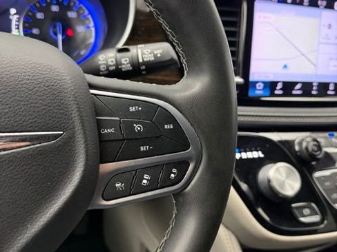 Used 2022 Chrysler Pacifica Limited FWD image 38