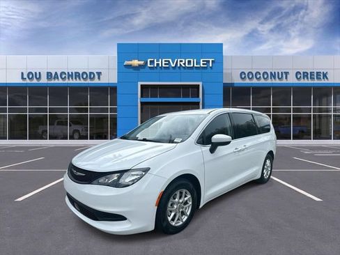 Used 2023 Chrysler Voyager LX FWD image 4