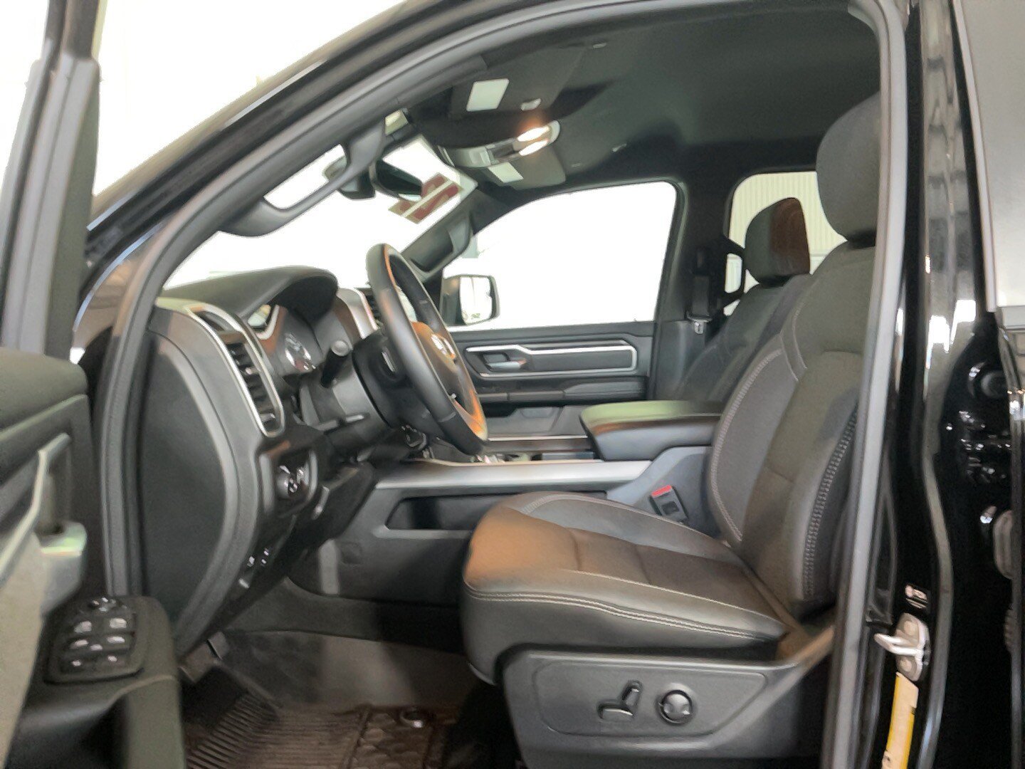 Used 2023 RAM 1500 Big Horn AWD/4WD image 7
