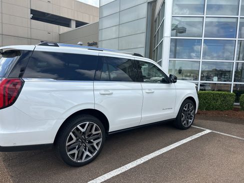 Used 2025 Ford Expedition Platinum w/ Platinum Ultimate Package image 32