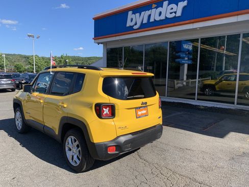 Used 2017 Jeep Renegade Latitude w/ Popular Equipment Group AWD/4WD image 5