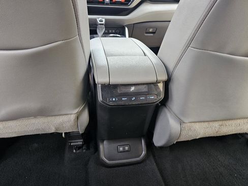 Used 2021 Toyota Highlander XLE FWD image 28