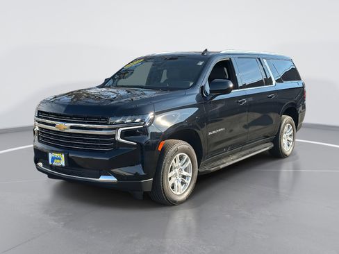 Used 2024 Chevrolet Suburban LT image 3