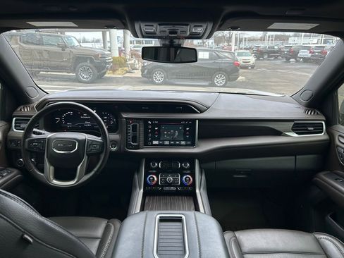 Used 2022 GMC Yukon XL Denali image 9