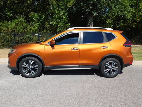 Used 2019 Nissan Rogue SV w/ Premium Package AWD/4WD image 2