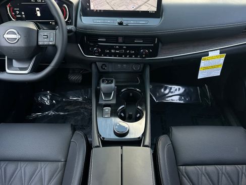 New 2026 Nissan Rogue Platinum image 4