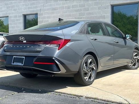 New 2025 Hyundai Elantra Limited image 15