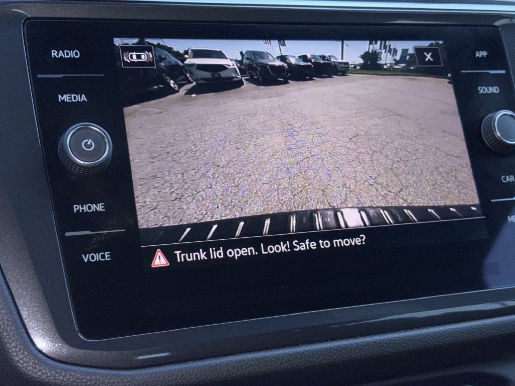 Used 2023 Volkswagen Tiguan SE R-Line FWD image 5