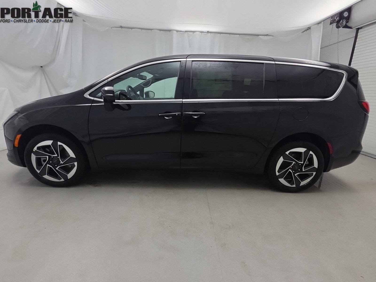 New 2027 Chrysler Pacifica Limited w/ Family Tech Group AWD/4WD image 4