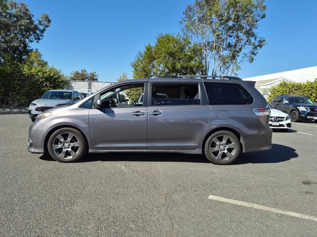 Used 2017 Toyota Sienna SE FWD image 7