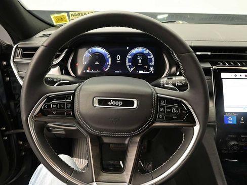 Used 2023 Jeep Grand Cherokee Overland w/ Luxury Tech Group IV AWD/4WD image 15