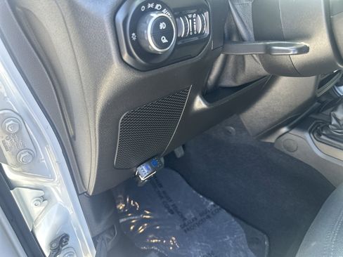 Used 2021 Jeep Gladiator Willys AWD/4WD image 32