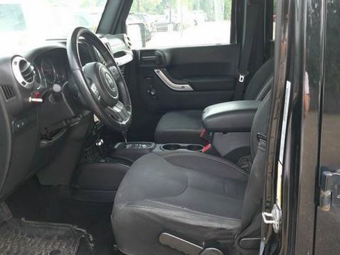 Used 2015 Jeep Wrangler Unlimited Rubicon w/ Connectivity Group AWD/4WD image 5