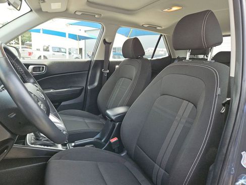 Used 2025 Hyundai Venue SEL FWD image 16