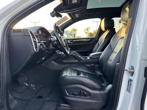 Used 2023 Porsche Cayenne image 2