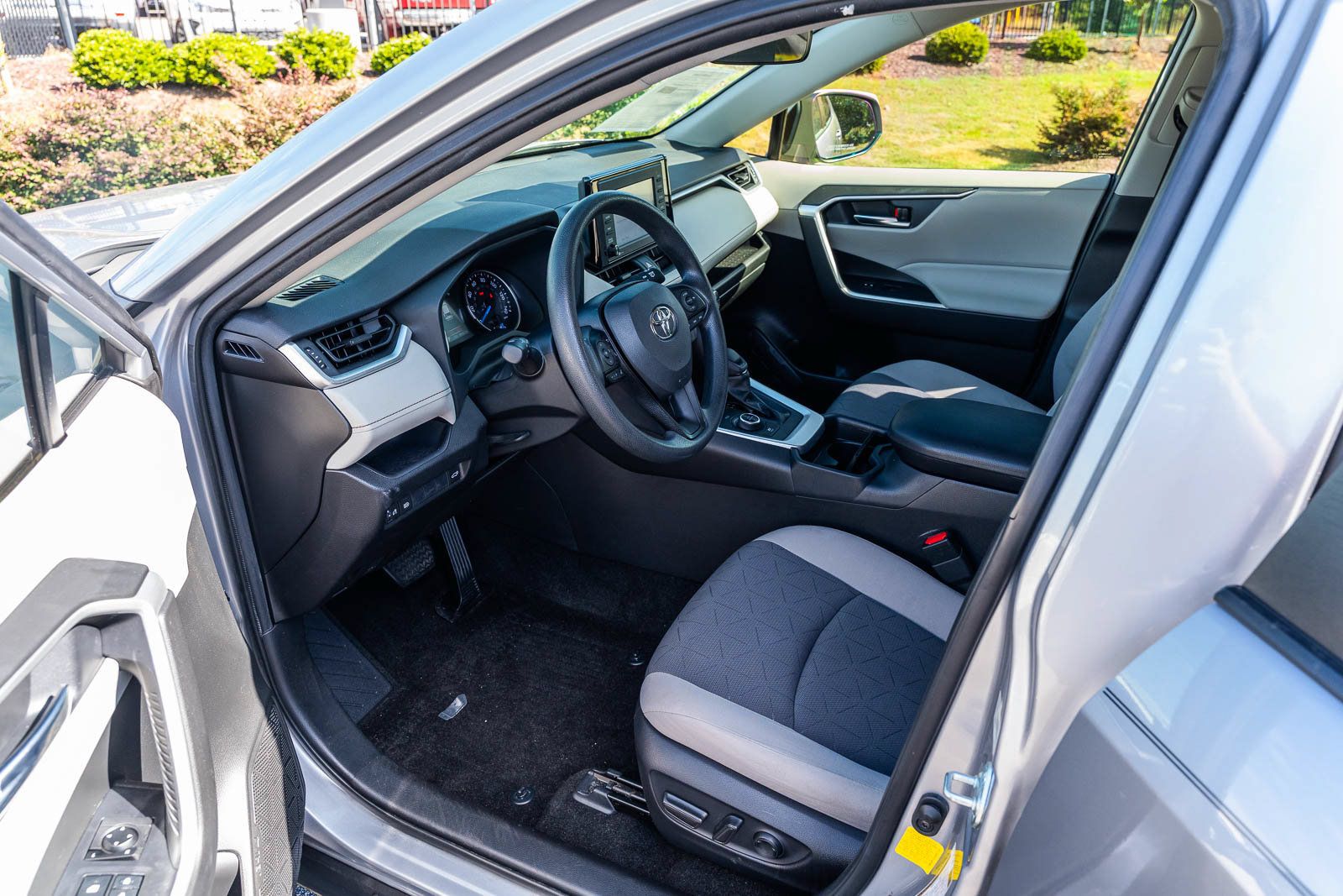 Used 2020 Toyota RAV4 XLE w/ Convenience Package AWD/4WD image 17