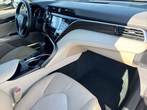 Used 2018 Toyota Camry XLE image 11