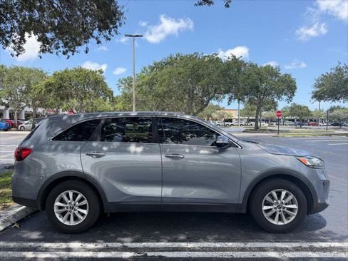 Used 2020 Kia Sorento LX FWD image 11