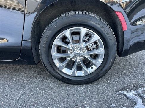 Used 2022 Chrysler Pacifica Touring-L image 11