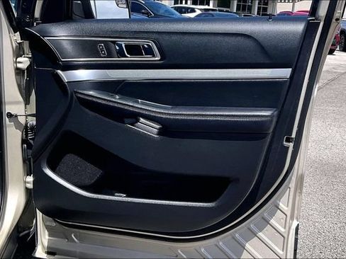Used 2017 Ford Explorer XLT w/ Equipment Group 202A FWD image 27